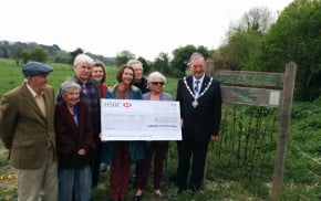 Group of people and the Mayor holding large cheque.