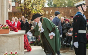 Mayor lays wreath Remembrance Sunday 2016.